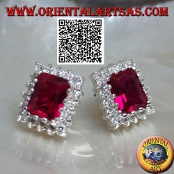 Pendientes lóbulos de plata con rubí sintético rectangular rodeado de circonitas blancas