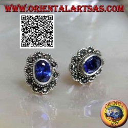 Pendientes lóbulos de plata con zafiro sintético ovalado con marco de nube de marcasita