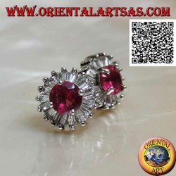 Pendientes lóbulos de plata con rubí sintético redondo engastado rodeado de circonitas blancas con cortes baguette