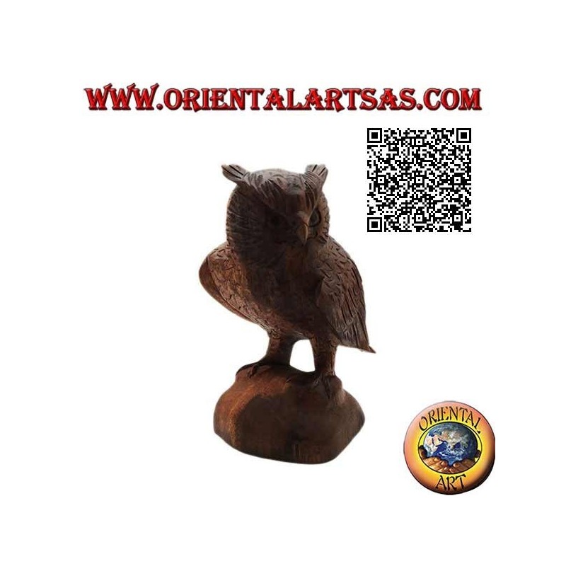 Sculpture d'un hibou grand-duc debout sur ses pattes sculptée à la main dans du bois de suar 21 cm