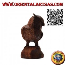 Sculpture d'un hibou grand-duc debout sur ses pattes sculptée à la main dans du bois de suar 21 cm