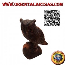Skulptur einer Uhu, die aufrecht auf ihren Pfoten steht und handgeschnitzt in 21 cm Suarholz ist