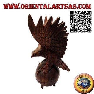 Scultura dell'aquila reale ad ali spiegate in piedi sul mondo in legno di suar da 33 cm