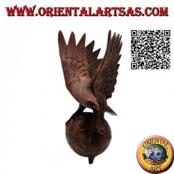 Escultura águila real con alas extendidas sobre el mundo en madera de suar de 33 cm