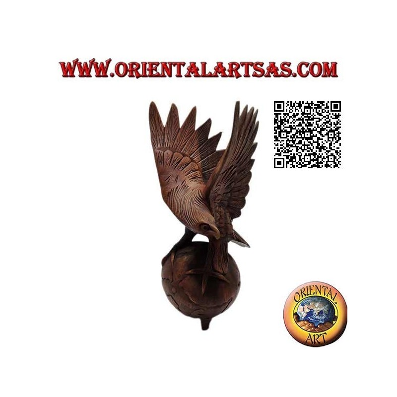 Scultura dell'aquila reale ad ali spiegate in piedi sul mondo in legno di suar da 33 cm