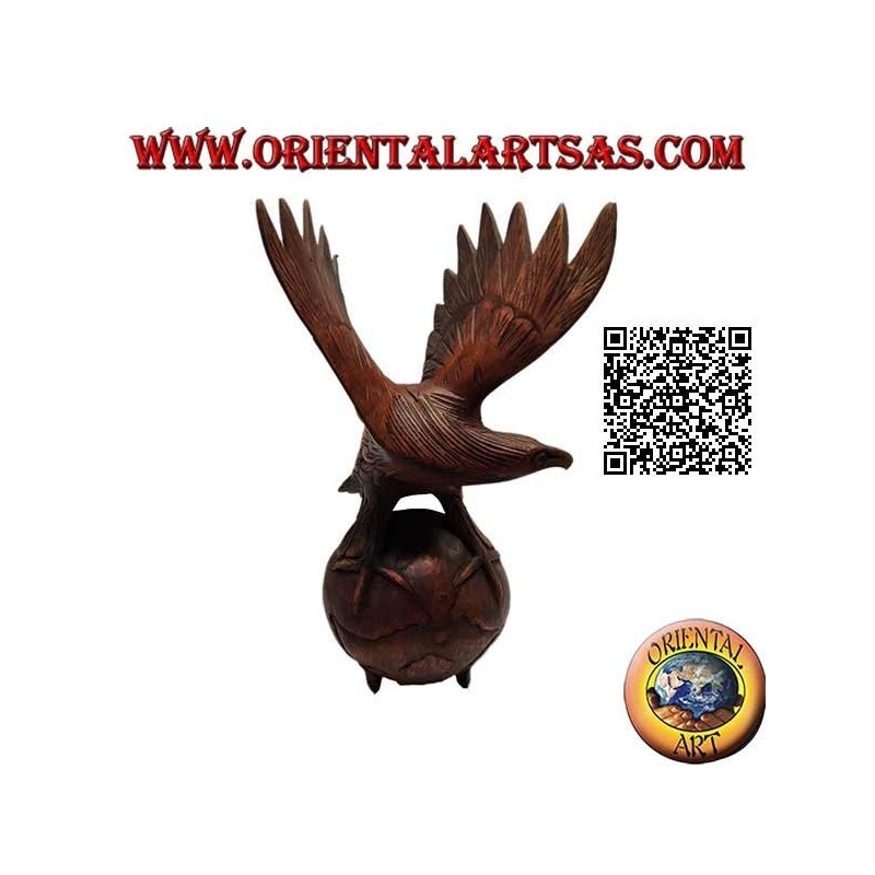 Sculpture aigle royal aux ailes déployées debout sur le monde en bois de suar 33 cm