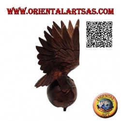 Escultura águila real con alas extendidas sobre el mundo en madera de suar de 33 cm
