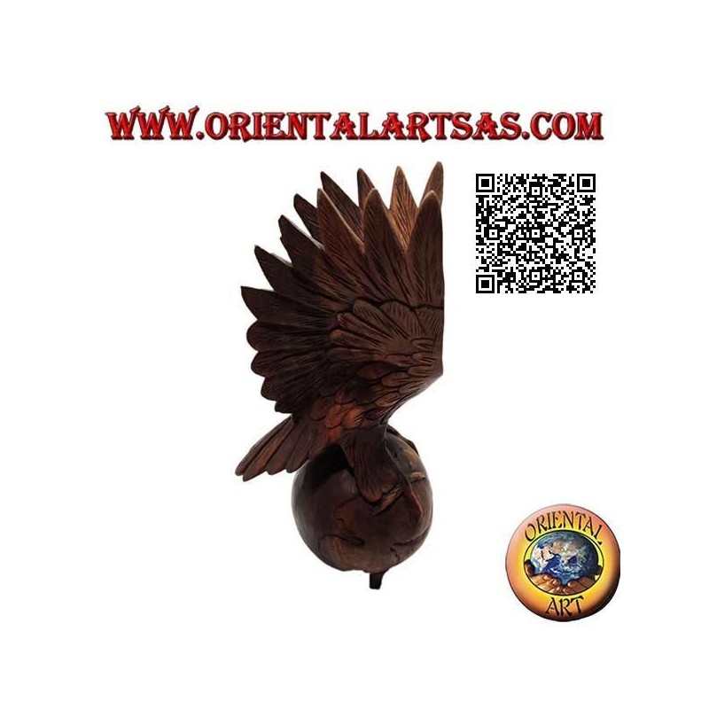 Sculpture aigle royal aux ailes déployées debout sur le monde en bois de suar 33 cm