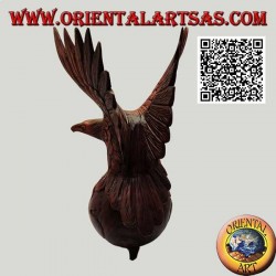 Escultura águila real con alas extendidas sobre el mundo en madera de suar de 33 cm