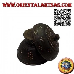 Boîte ronde avec pied fait à la main en bois d'acajou et incrusté de nacre (Lombok)