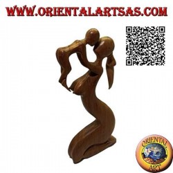 Escultura de una madre que levanta al cielo y besa a su hijo en madera de suar de 40 cm.