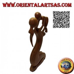 Escultura de una madre que levanta al cielo y besa a su hijo en madera de suar de 40 cm.