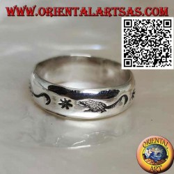 Bague en argent avec des rats gravés alternant avec des étoiles