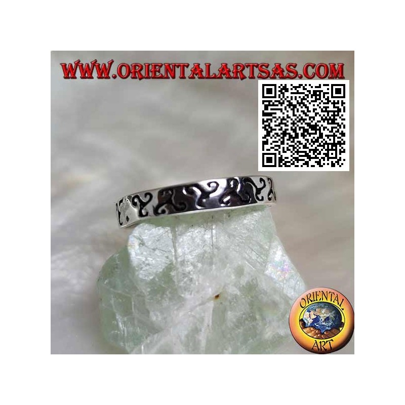 Anello in argento a fedina con triskell triscele inciso