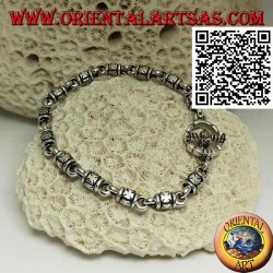 Bracelet cylindrique en argent doux avec croix maltaises gaufrées alternant avec des anneaux et un fermoir en forme de T