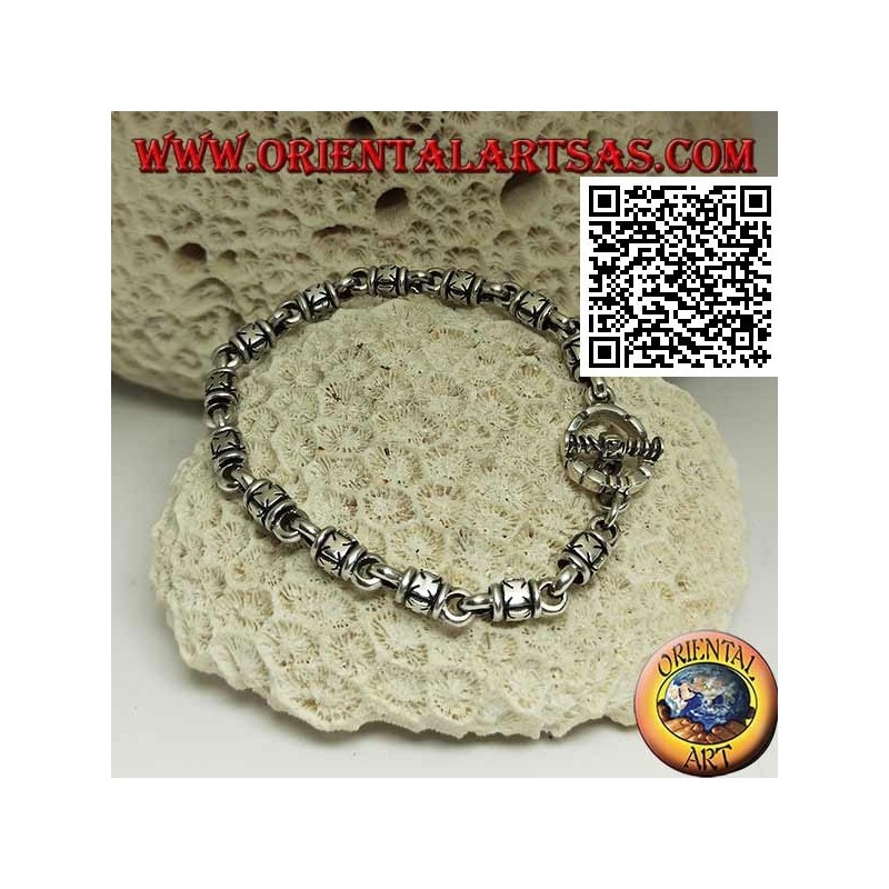 Bracelet cylindrique en argent doux avec croix maltaises gaufrées alternant avec des anneaux et un fermoir en forme de T