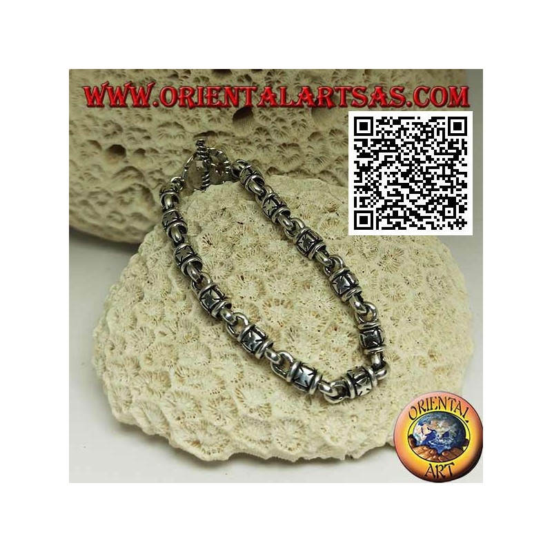 Weiches silbernes Zylinderarmband mit geprägten Malteserkreuzen im Wechsel mit Ringen und T-Verschluss