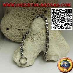 Bracelet cylindrique en argent doux avec croix maltaises gaufrées alternant avec des anneaux et un fermoir en forme de T