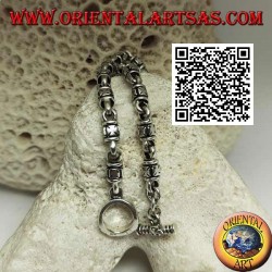 Pulsera cilíndrica de plata suave con cruces de malta en relieve alternadas con anillos y cierre en T