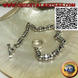 Pulsera cilíndrica de plata suave con cruces de malta en relieve alternadas con anillos y cierre en T