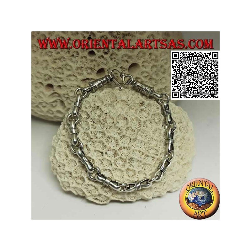 Pulsera de cadena de plata suave con anillos alternos y óvalos estrechos en el centro y cierre grabado