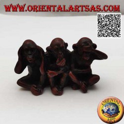 Skulptur der drei weisen Affen, die das Sprichwort "Ich sehe nicht, ich höre nicht und ich spreche nicht" in Harz darstellen