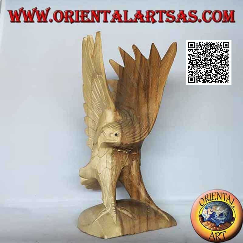 Escultura del águila real con alas desplegadas de pie en madera de suar de 23 cm