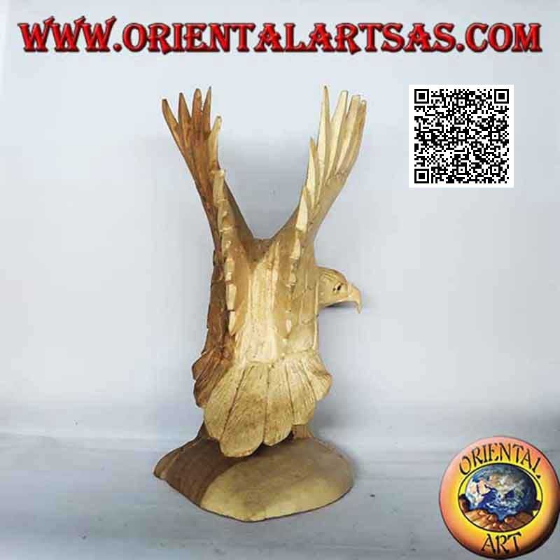 Escultura del águila real con alas desplegadas de pie en madera de suar de 23 cm
