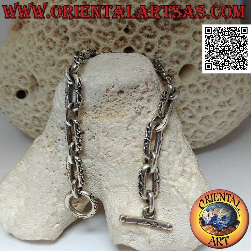 Silver chain bracelet with oval rings with embossed decorations measuring 22.5 cm x 9 mm