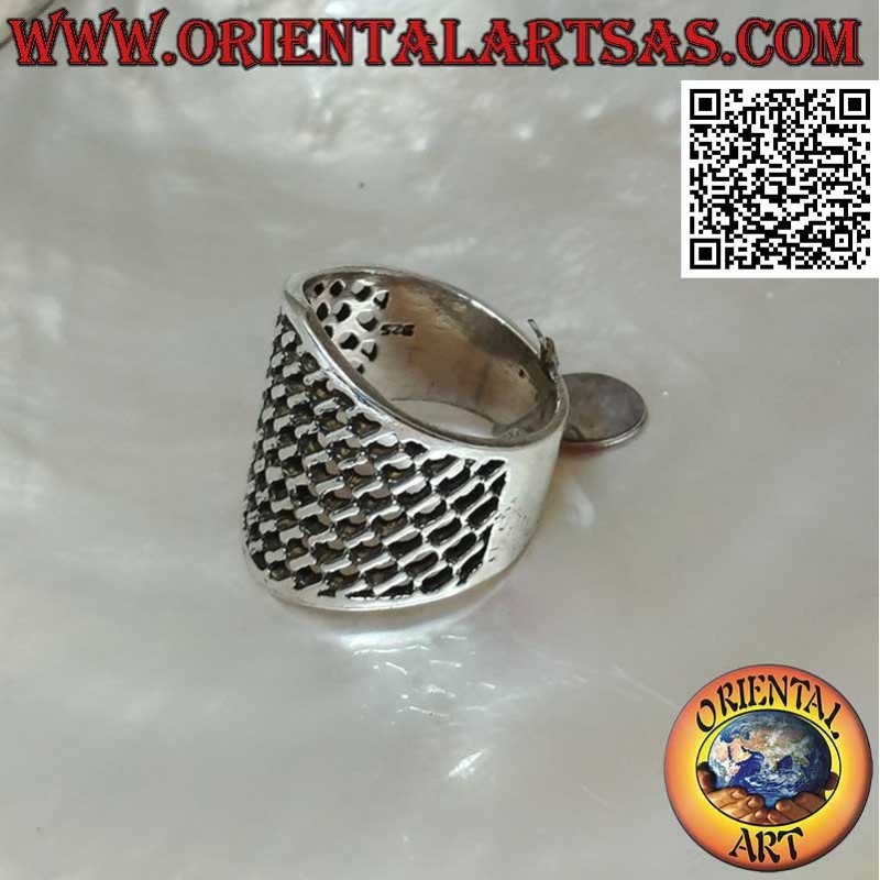 Ring in silver with wide band growing openwork net