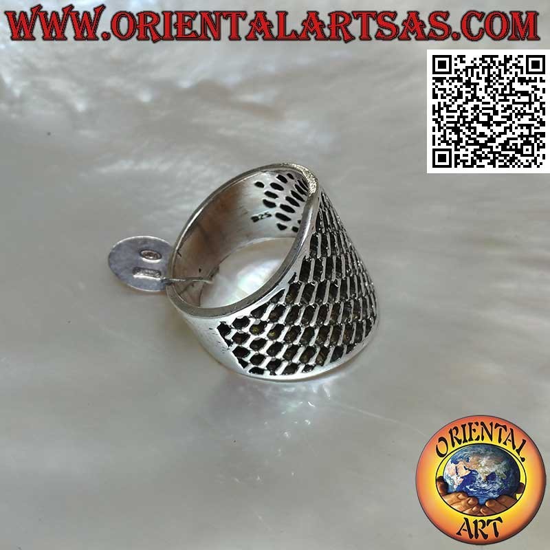 Ring in silver with wide band growing openwork net