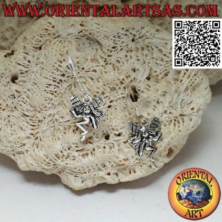 Boucles d'oreilles en argent avec pendentif fée en pose trois quarts