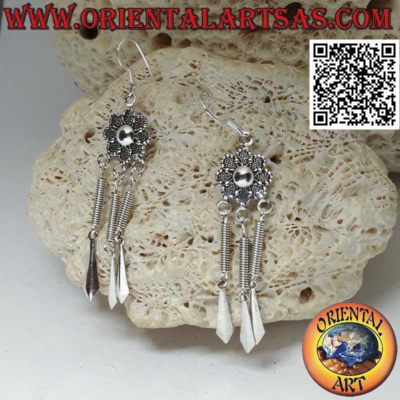 Orecchini in argento con margherita ricamata e tre pendenti