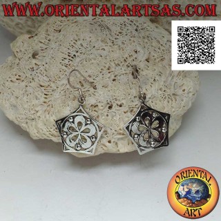 Silberne Ohrringe mit glatter fünfblättriger Blume im Kreis und Fünfeck