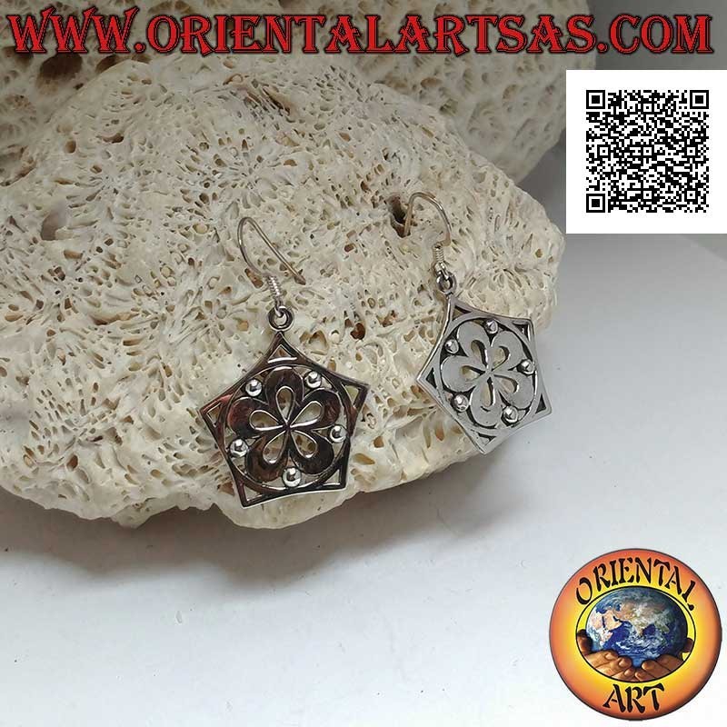 Orecchini in argento pendenti con fiore liscio a cinque petali nel cerchio e nel pentagono
