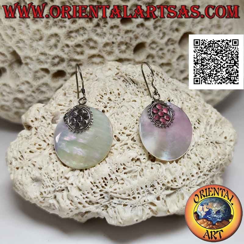 Pendientes de plata con colgante de nácar plano y redondo unido a una flor de seis pétalos