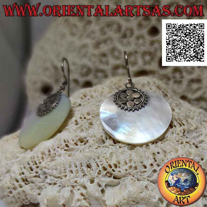 Pendientes de plata con colgante de nácar plano y redondo unido a una flor de seis pétalos