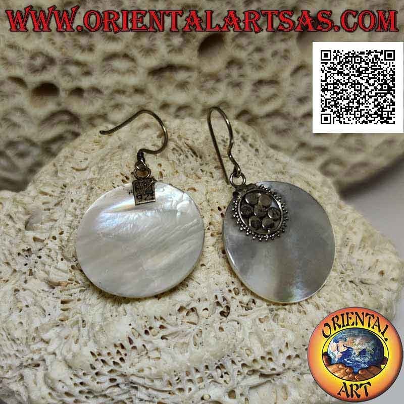 Boucles d'oreilles en argent avec pendentif plat rond en nacre attaché à une fleur à six pétales