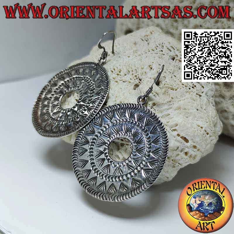 Pendientes de plata con colgante de roseta étnica grabada