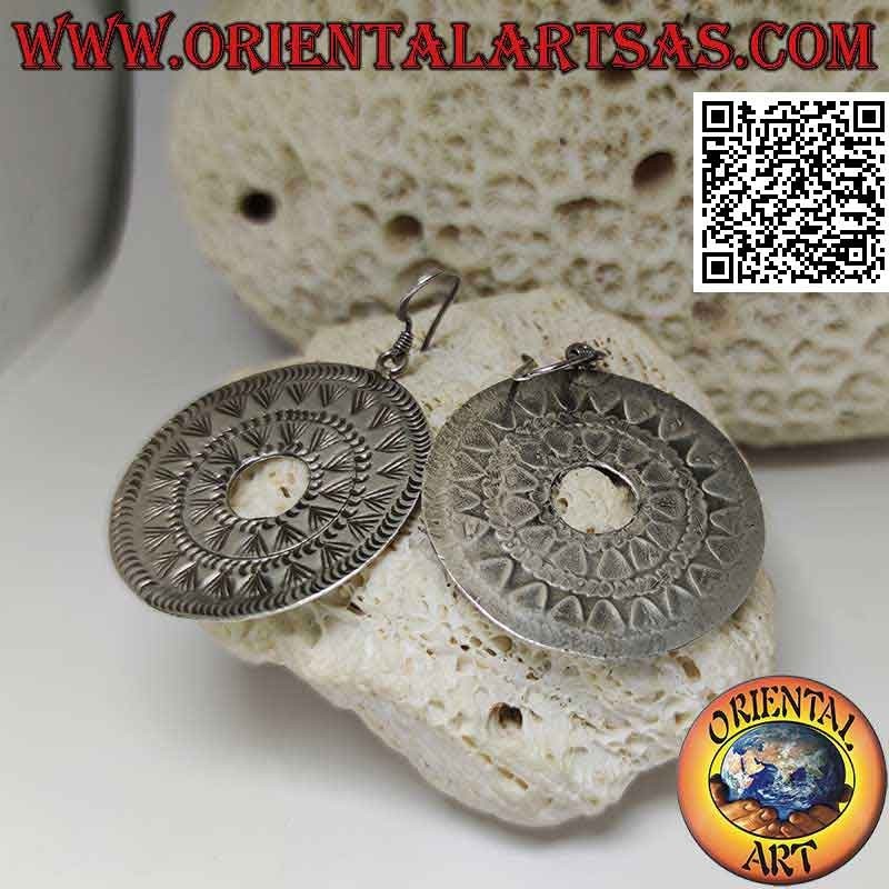 Pendientes de plata con colgante de roseta étnica grabada