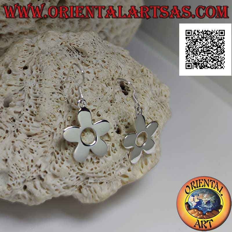 Orecchini in argento pendenti con fiore liscio a cinque petali e forato al centro