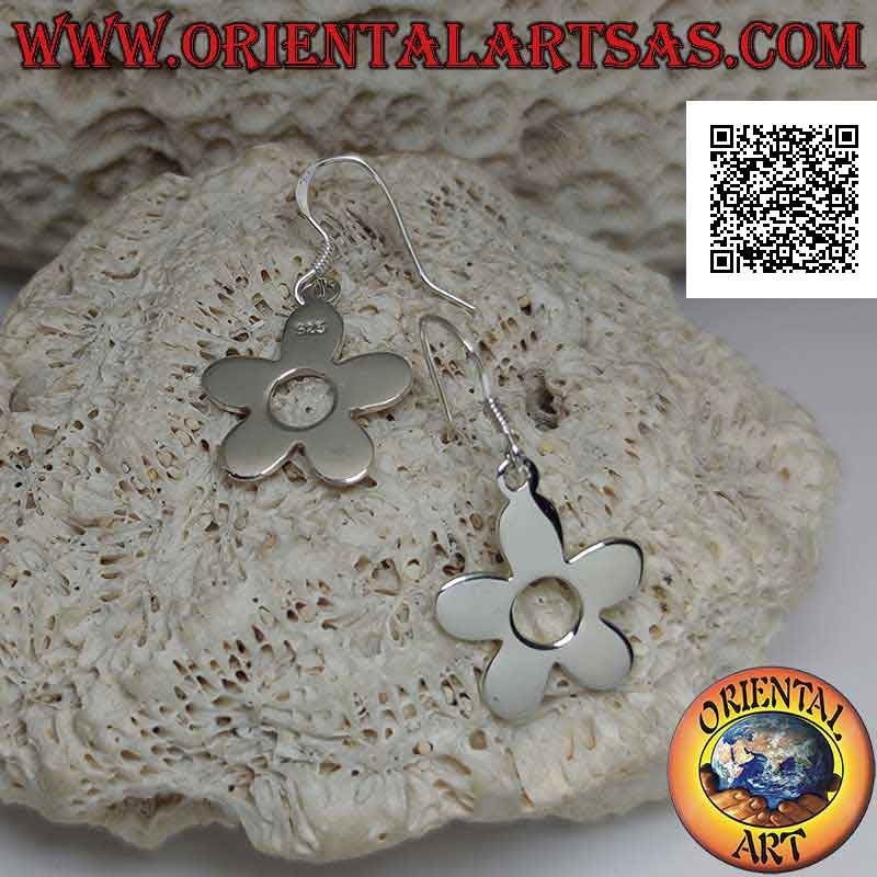 Boucles d'oreilles pendantes en argent avec fleur lisse à cinq pétales et perforée au centre