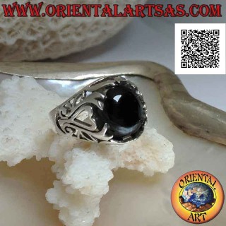 Anillo de plata con ónix cabujón ovalado y corazón y adornos florales calados en los laterales