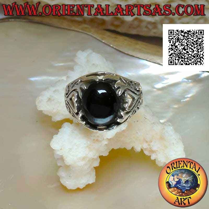 Anillo de plata con ónix cabujón ovalado y corazón y adornos florales calados en los laterales