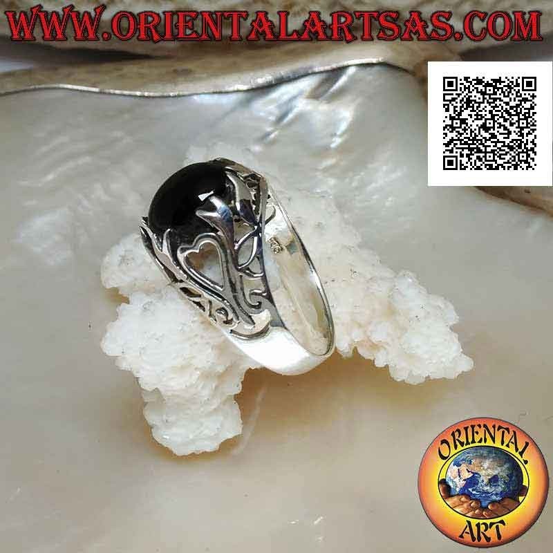 Silberring mit ovalem Cabochon-Onyx und Herz und durchbrochenen Blumendekorationen an den Seiten