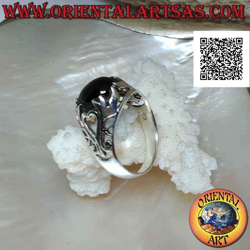 Anello in argento con onice ovale cabochon e cuore e decorazioni floreali traforate sui lati
