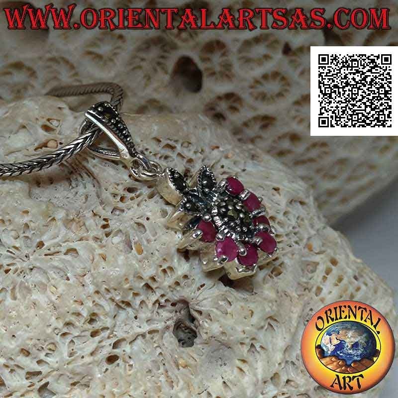 Pendentif en argent, fleur de six rubis naturels sertis en demi-cercle et pétales et centre de marcassite