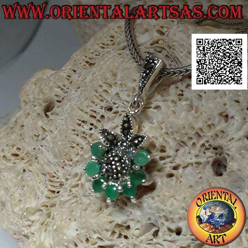 Pendentif en argent, fleur de six émeraudes naturelles sertie dans un demi-cercle et pétales et centre de marcassite