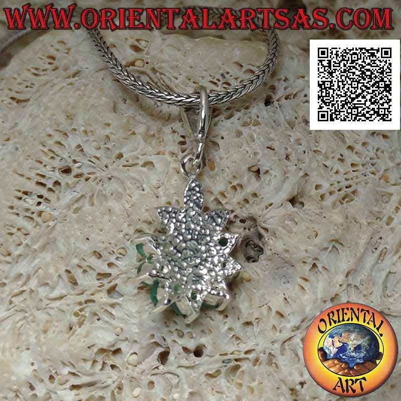 Ciondolo in argento, fiore di sei smeraldi naturali incastonati a semicerchio e petali e centro di marcassite