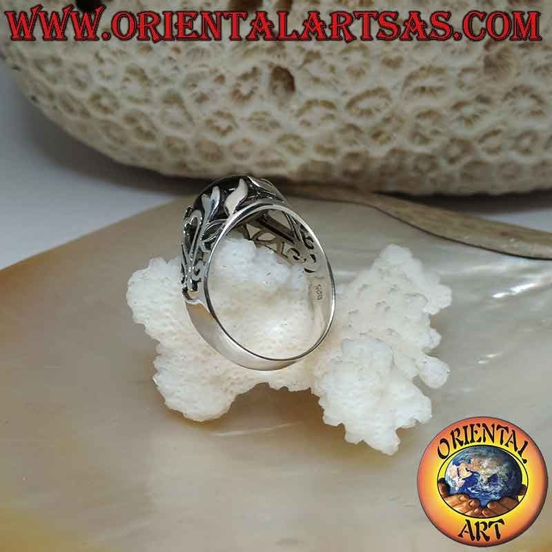Anello in argento con onice ovale cabochon e cuore e decorazioni floreali traforate sui lati